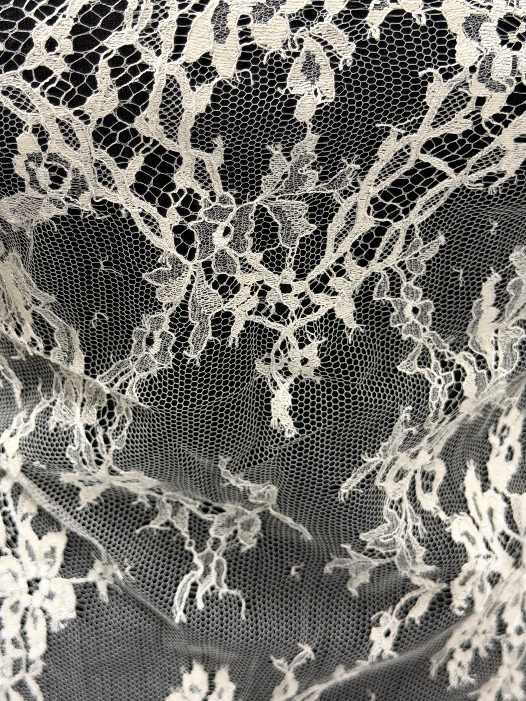 Dentelle Chantilly ivoire - P302