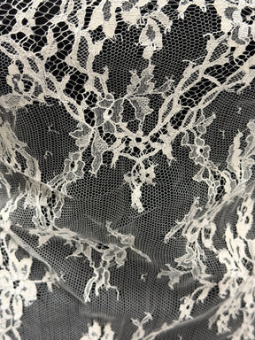Dentelle Chantilly ivoire - P302