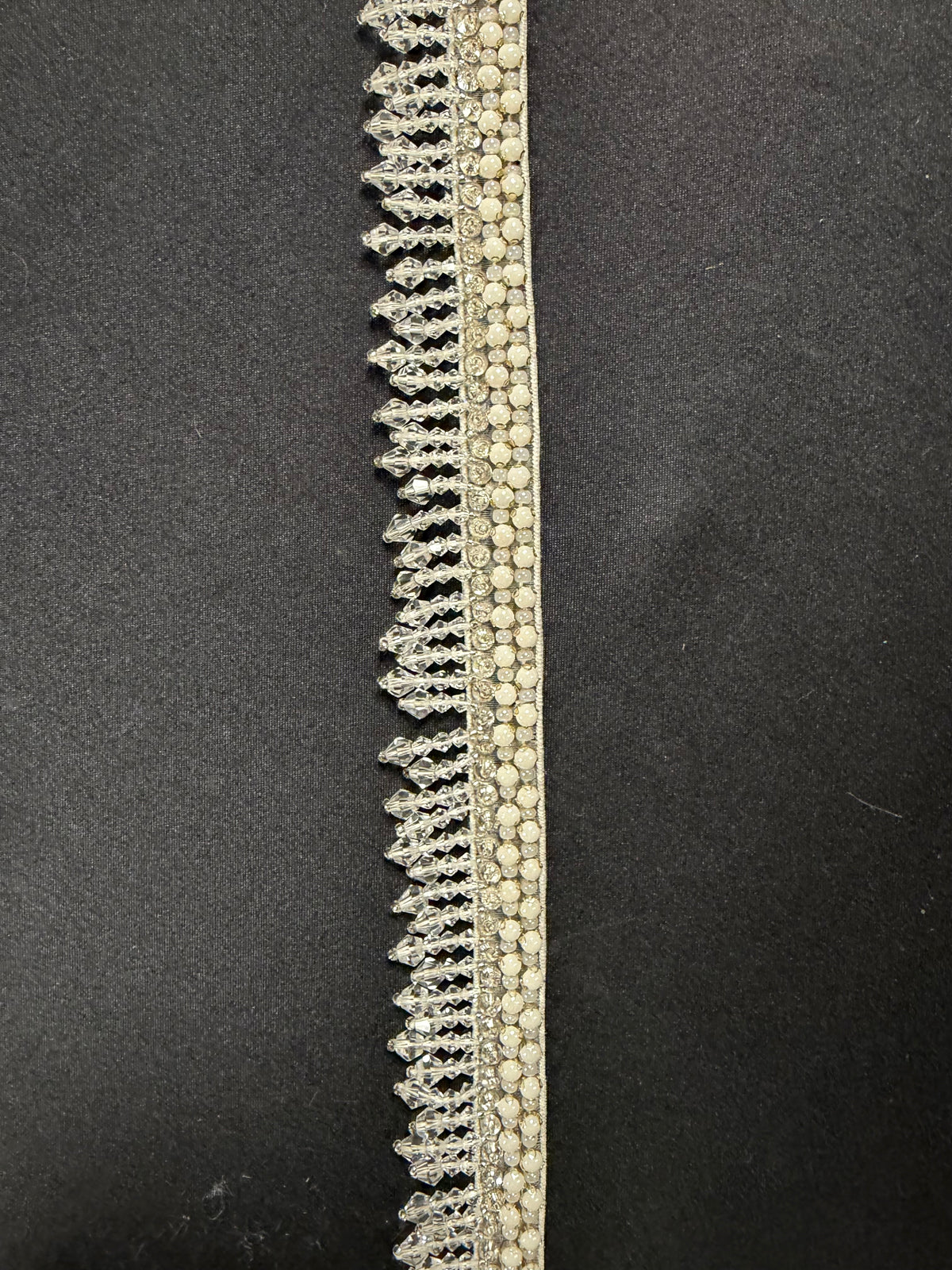 Bordure perlée en cristal ivoire et argent - T823