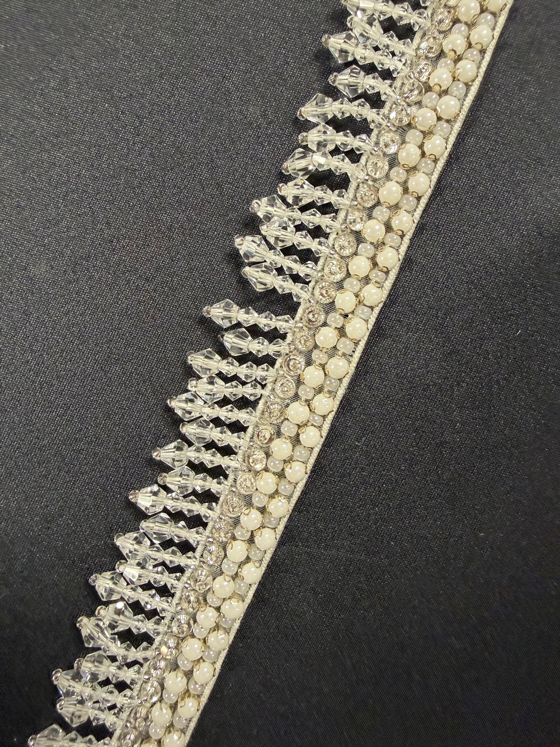 Bordure perlée en cristal ivoire et argent - T823