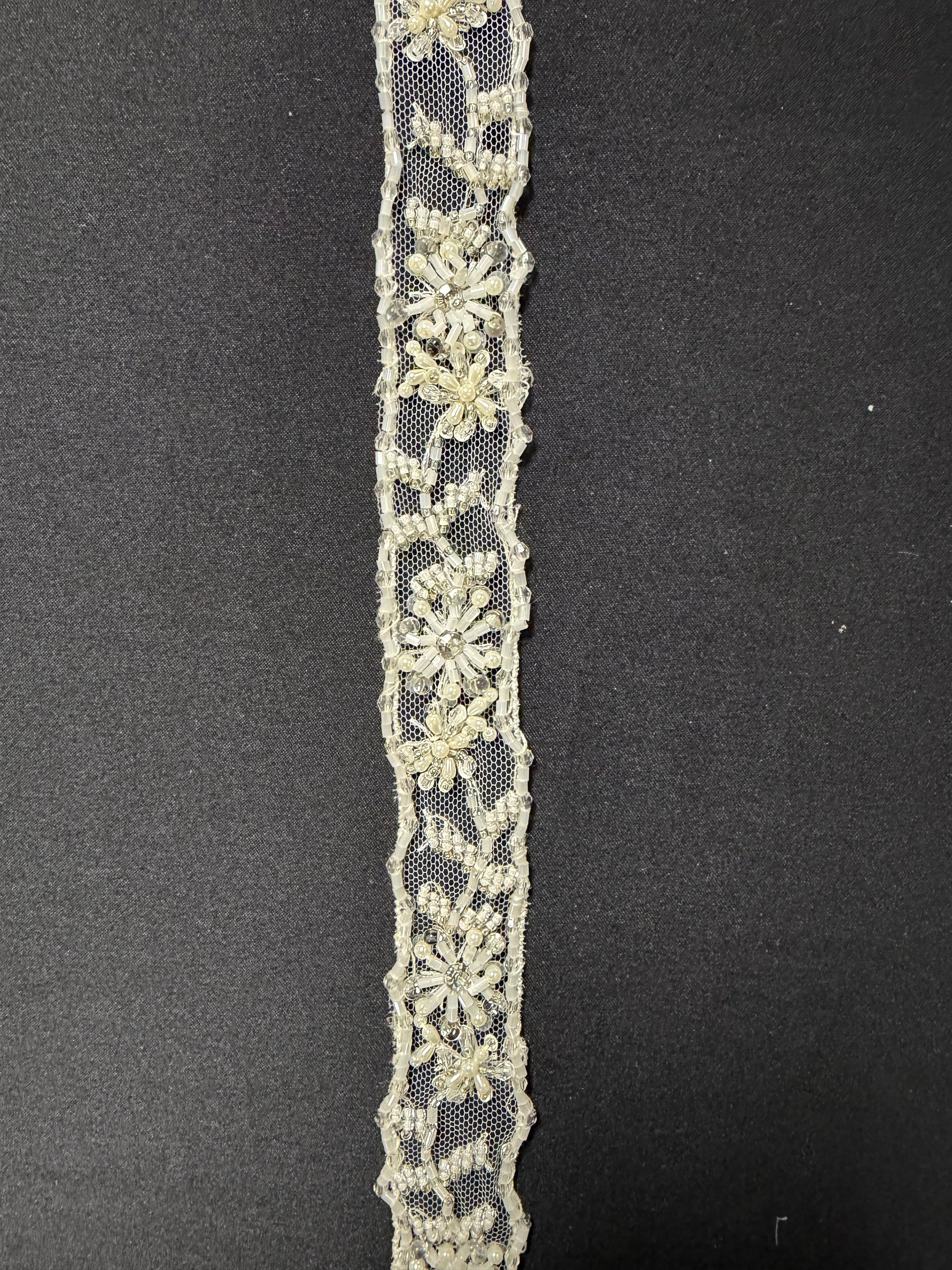 Bordure en dentelle perlée et sequinée ivoire - T166