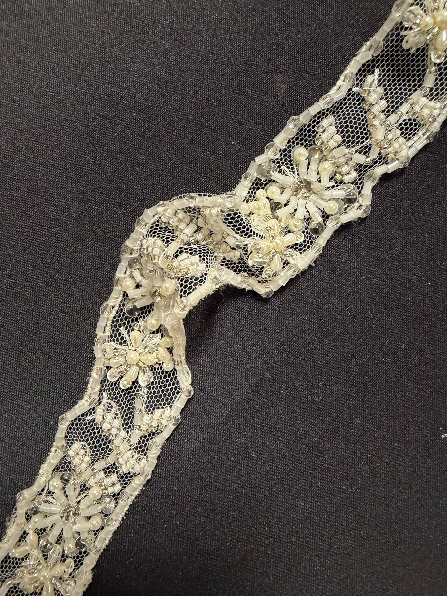 Bordure en dentelle perlée et sequinée ivoire - T166