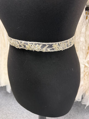 Bordure en dentelle perlée et sequinée ivoire - T166