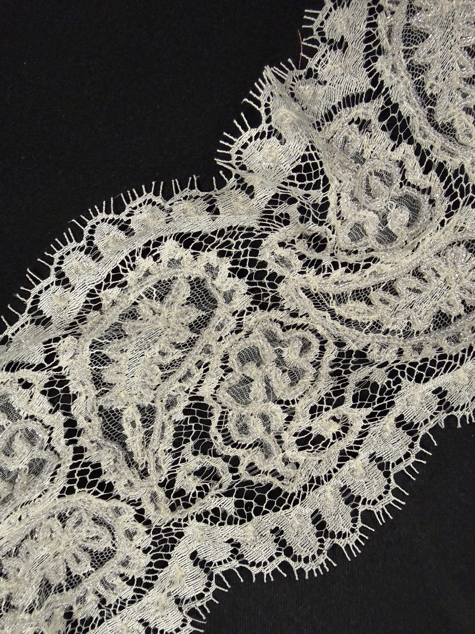 Bordure en perles et sequins ivoire - T921