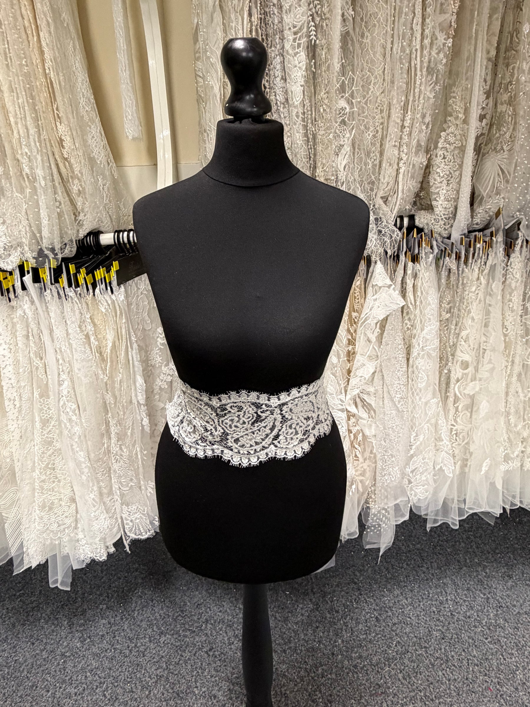 Bordure en perles et sequins ivoire - T921