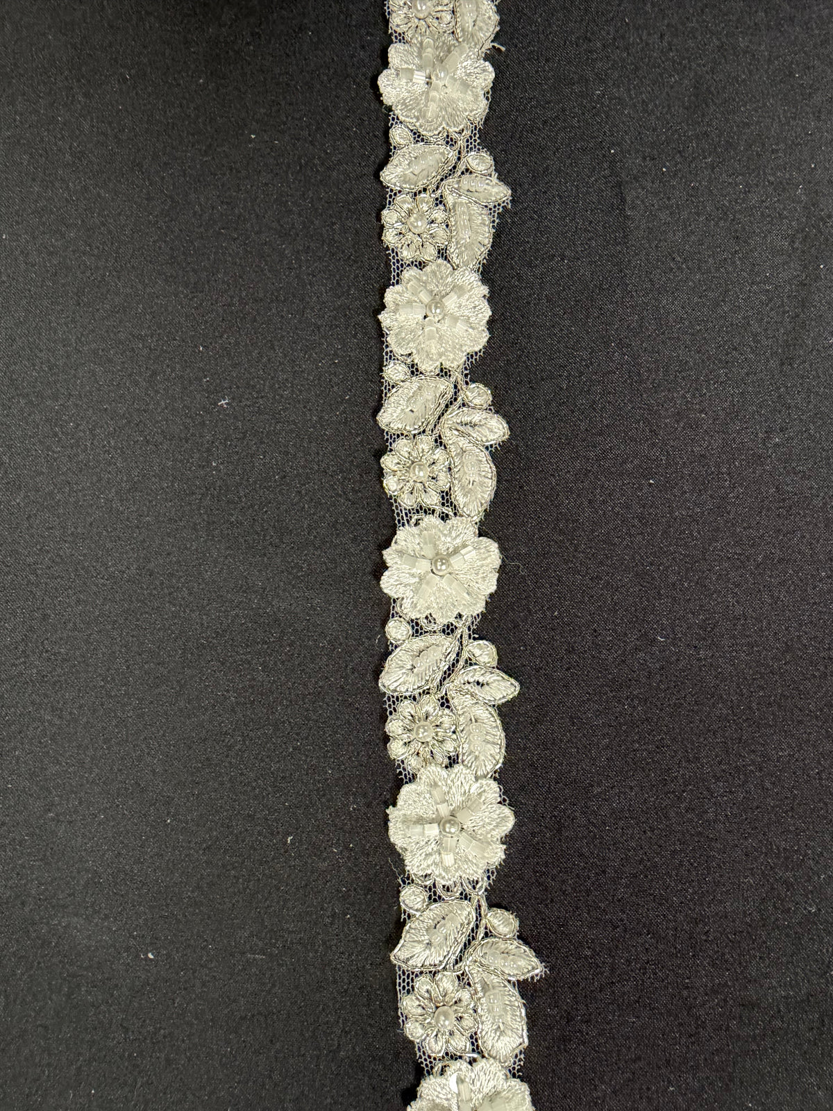 Galon fleuri perlé ivoire/argent - T826