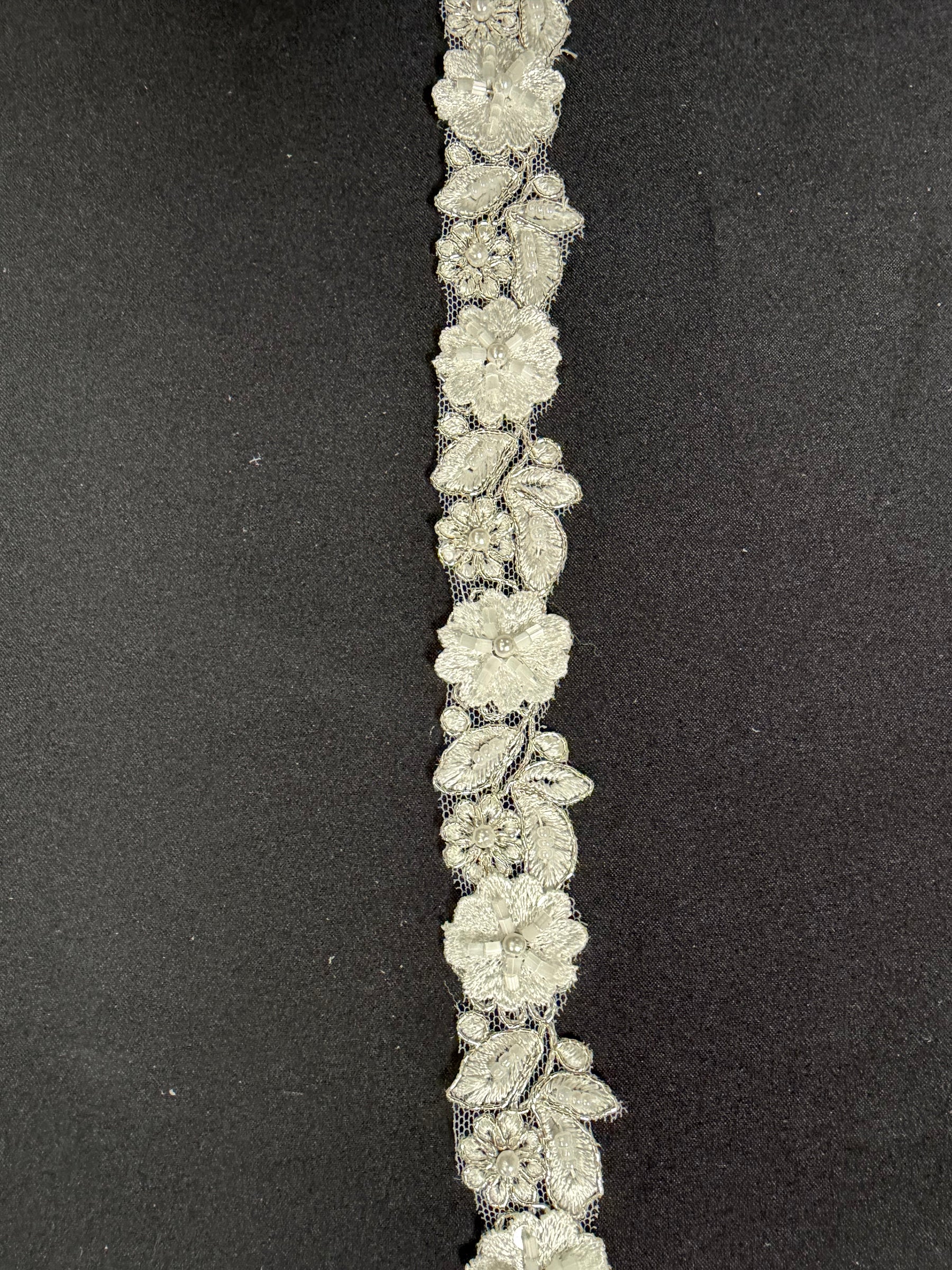 Galon fleuri perlé ivoire/argent - T826