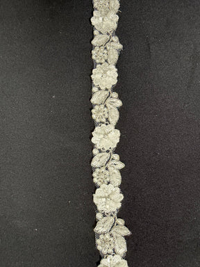 Galon fleuri perlé ivoire/argent - T826