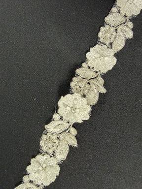 Galon fleuri perlé ivoire/argent - T826