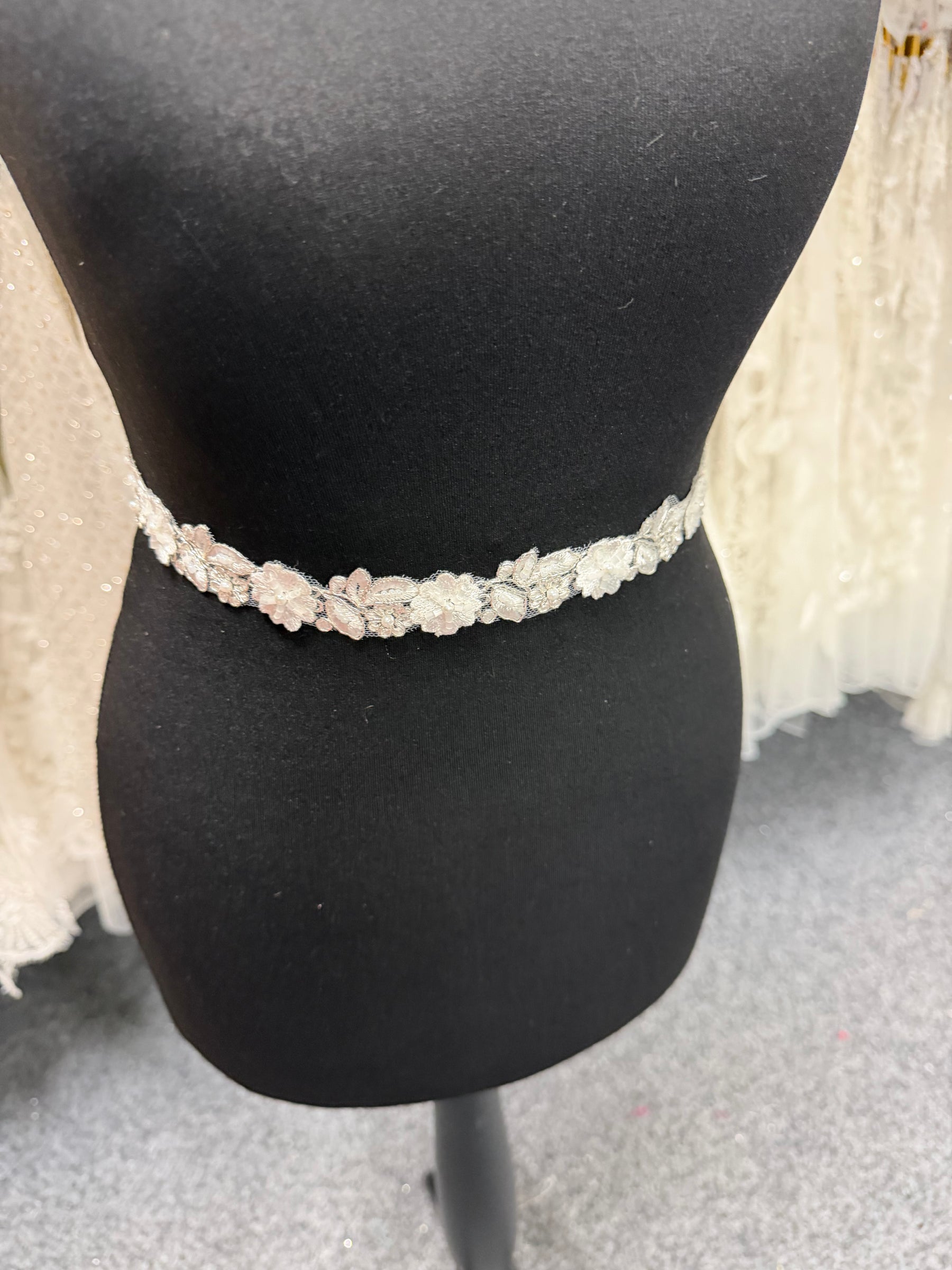 Galon fleuri perlé ivoire/argent - T826