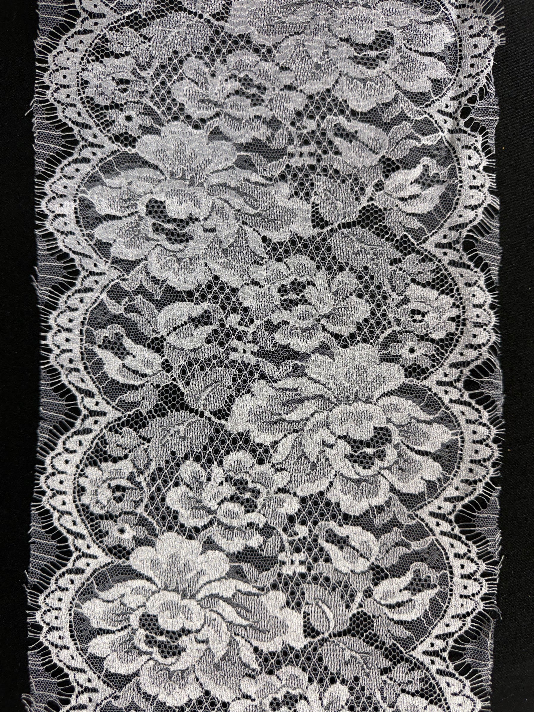 Bordure en dentelle française blanche - T878