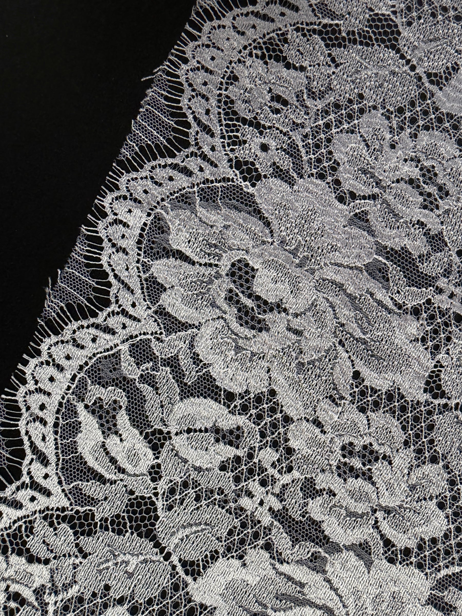 Bordure en dentelle française blanche - T878