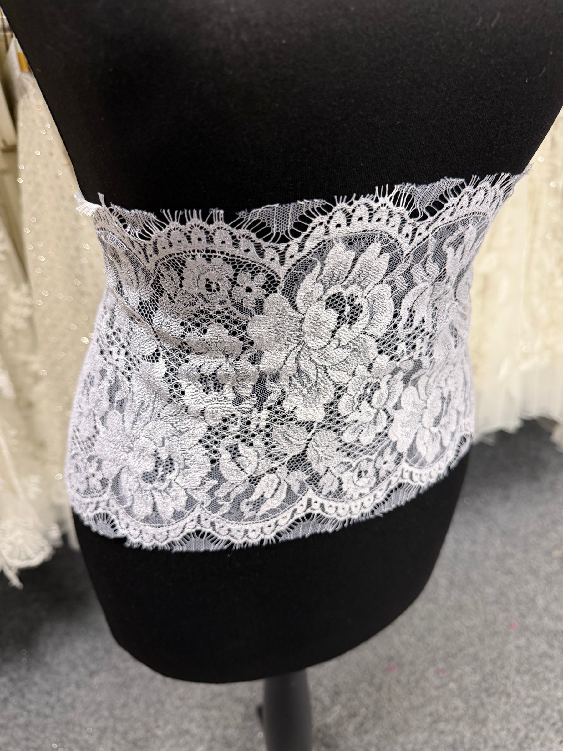 Bordure en dentelle française blanche - T878