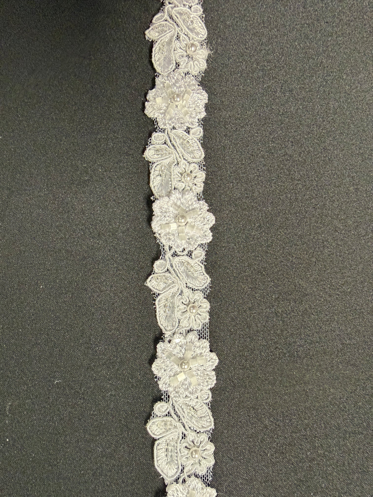 Galon de fleurs perlées blanches - T826