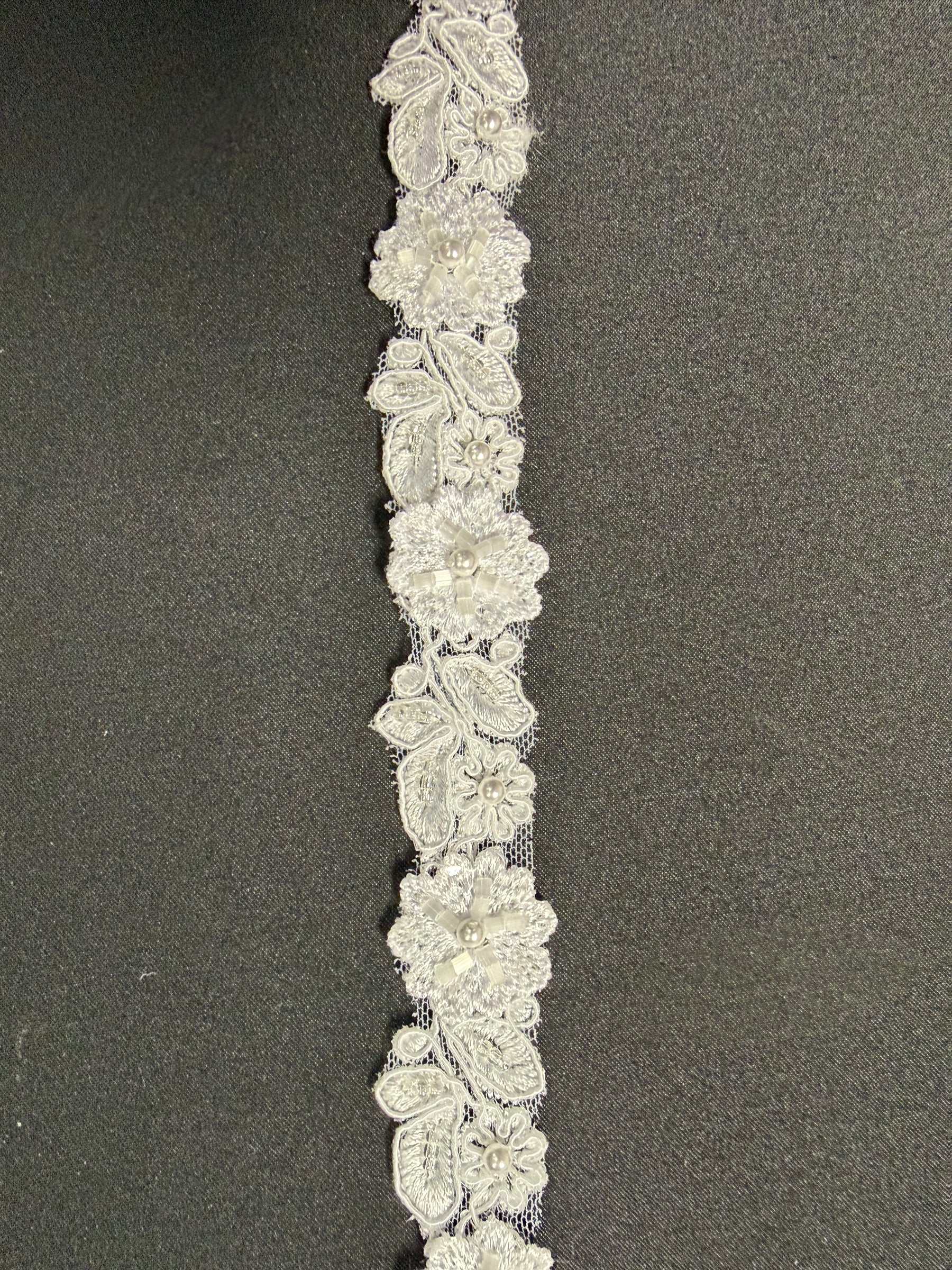 Galon de fleurs perlées blanches - T826