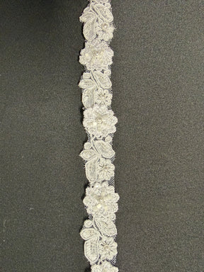 Galon de fleurs perlées blanches - T826