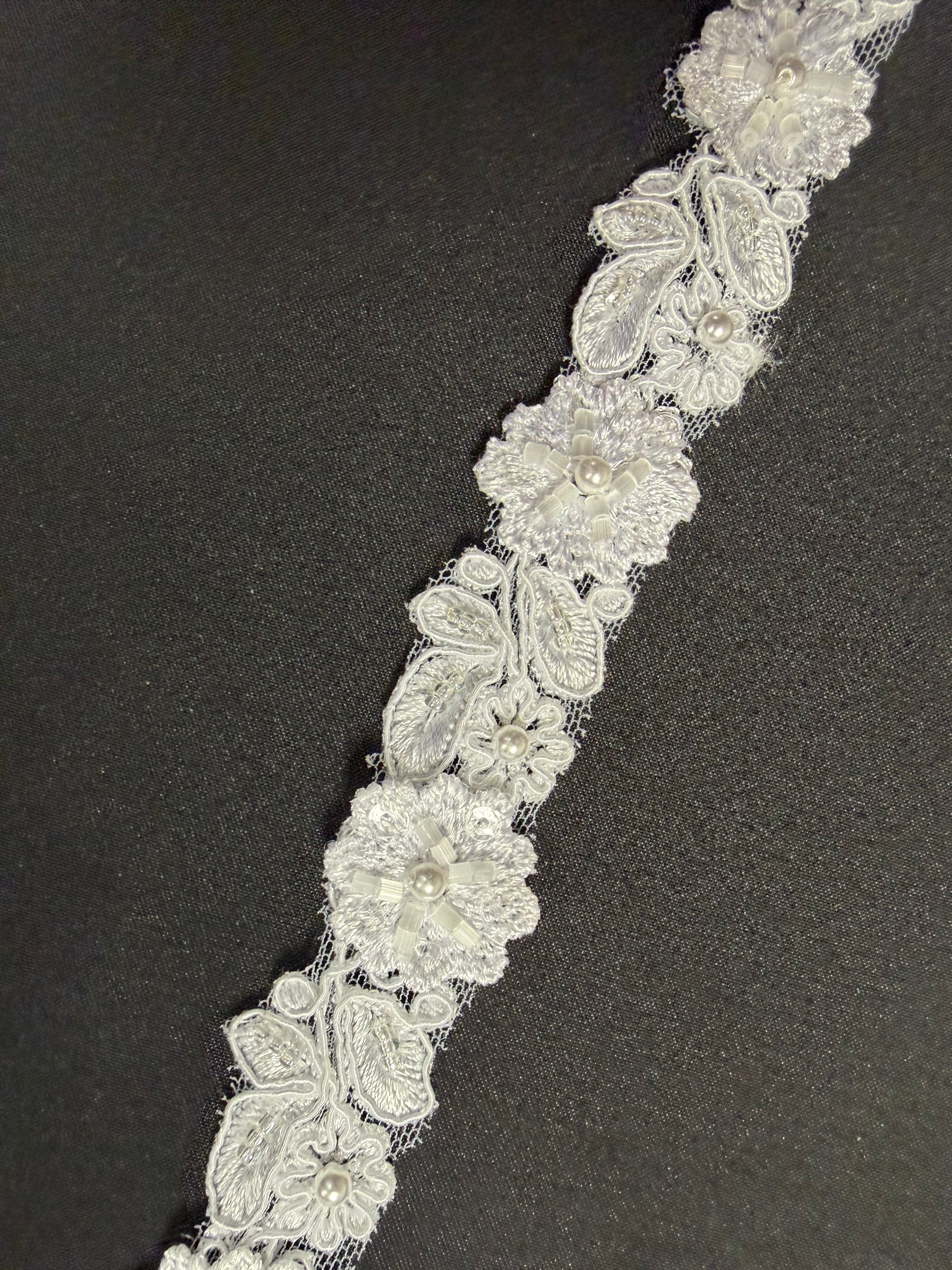 Galon de fleurs perlées blanches - T826