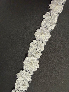 Galon de fleurs perlées blanches - T826