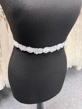 Galon de fleurs perlées blanches - T826