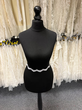 Galon de dentelle brodée blanche - T828