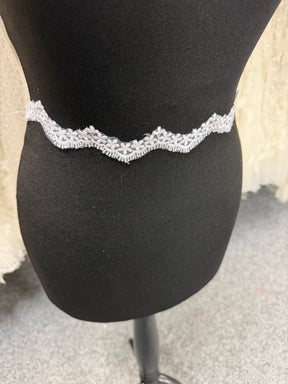 Galon de dentelle brodée blanche - T828