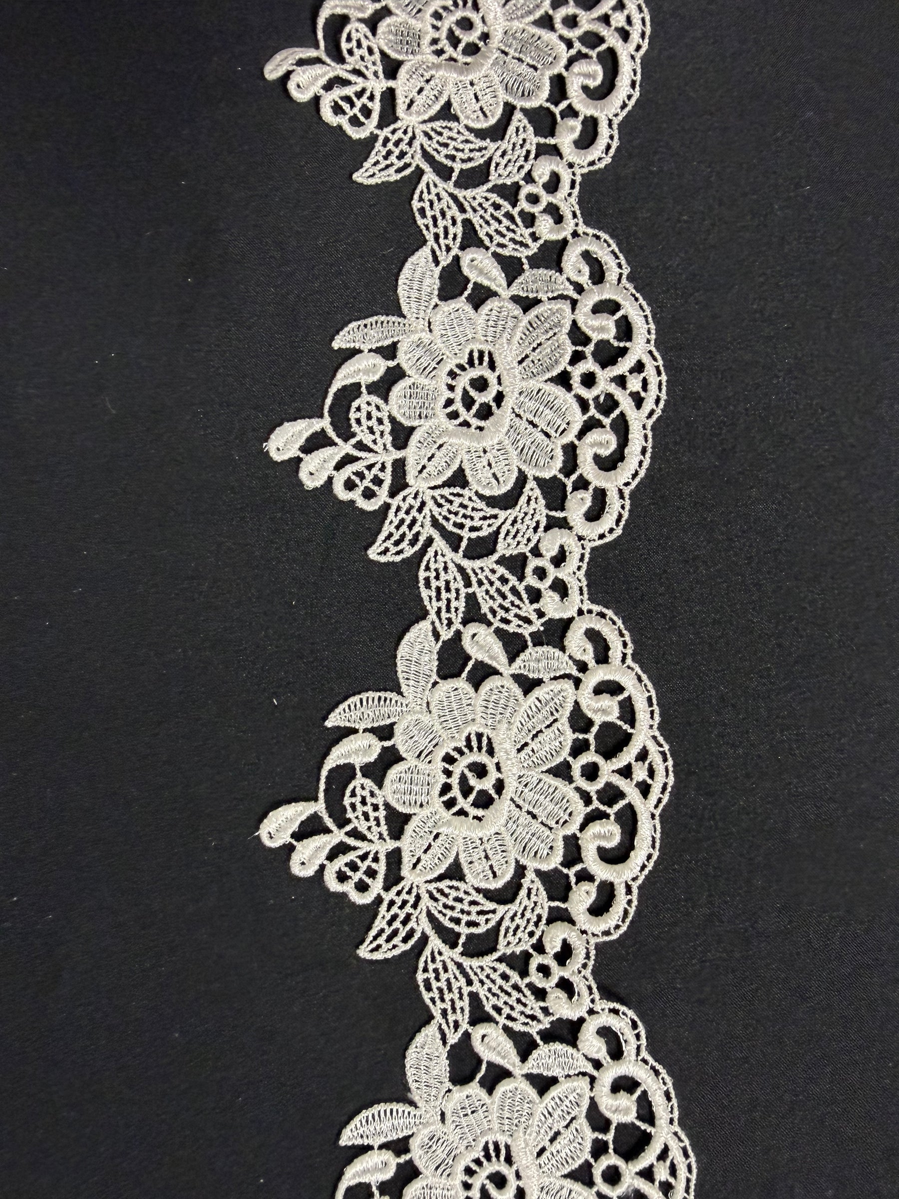 Bordure festonnée guipure ivoire - T827