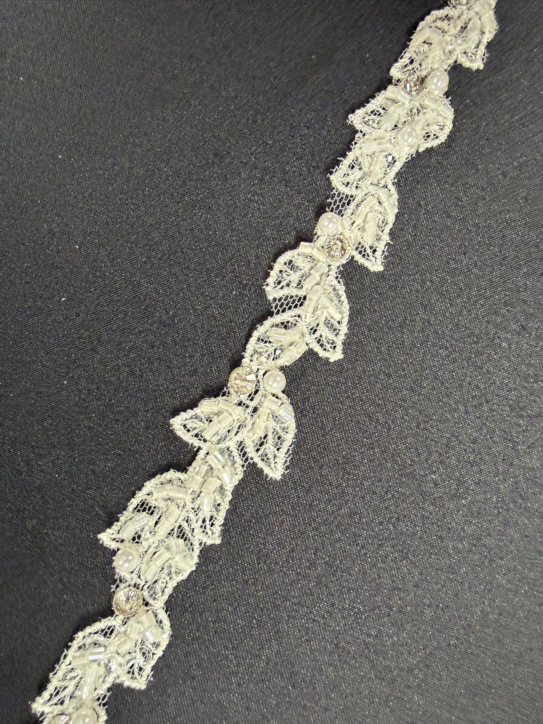 Galon en dentelle perlée ivoire - T835
