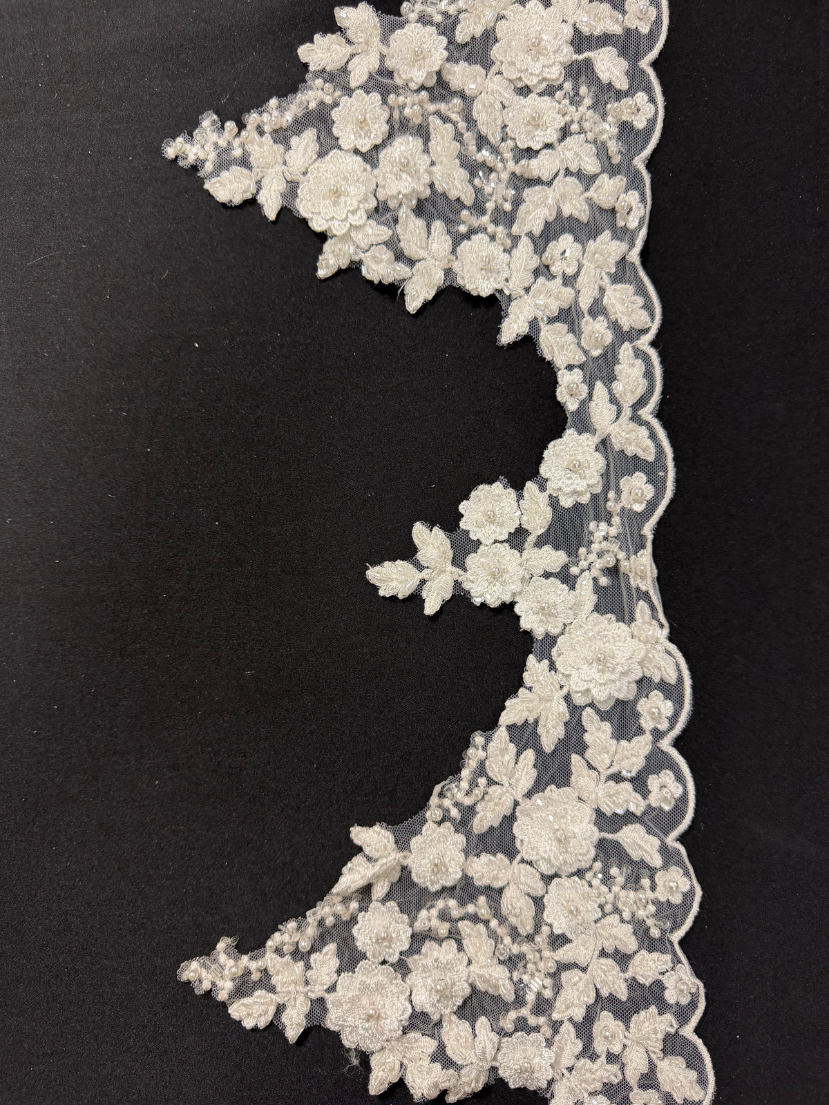 Bordure de perles et de paillettes 3D ivoire - T825