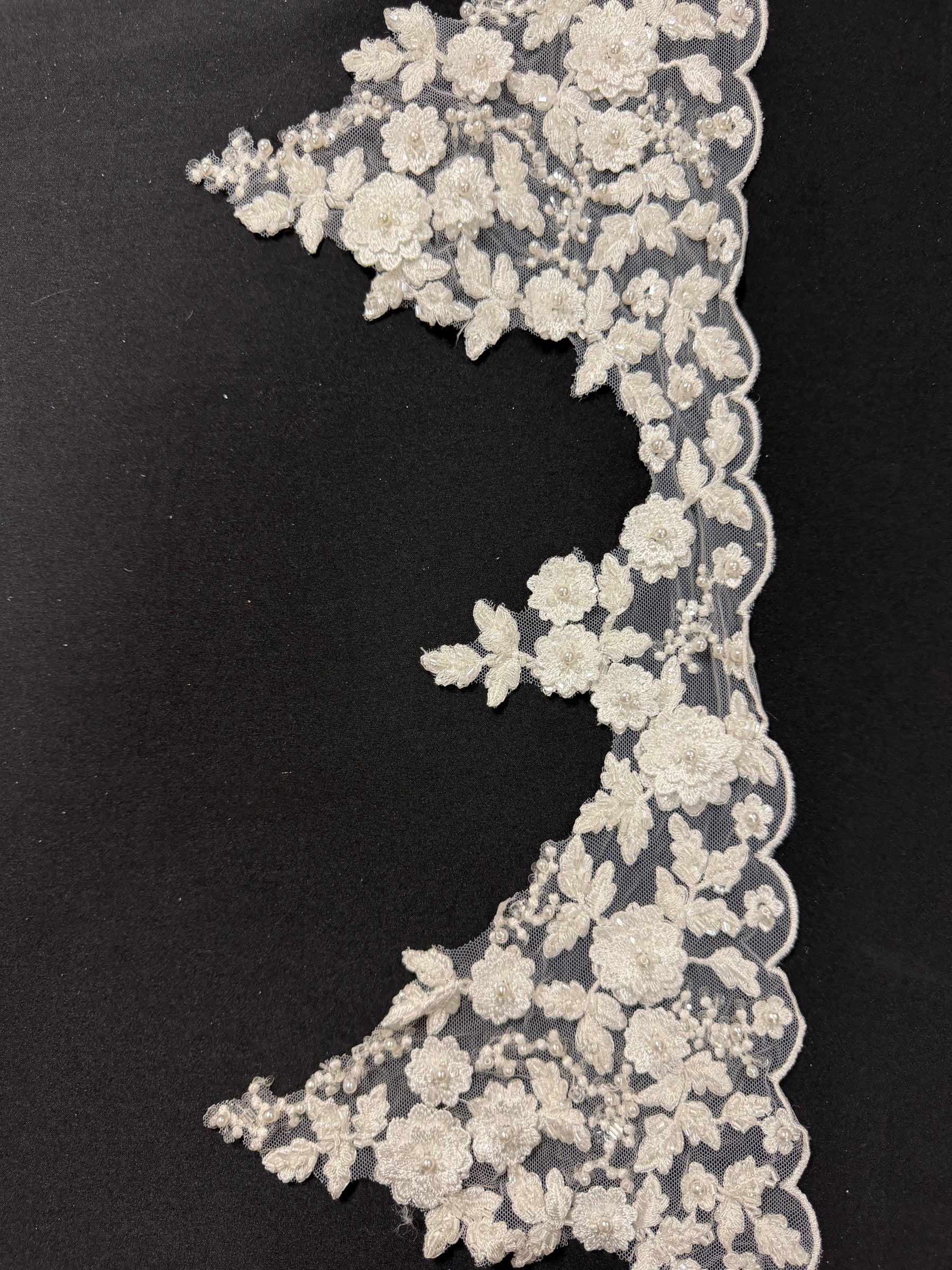 Bordure de perles et de paillettes 3D ivoire - T825