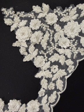 Bordure de perles et de paillettes 3D ivoire - T825