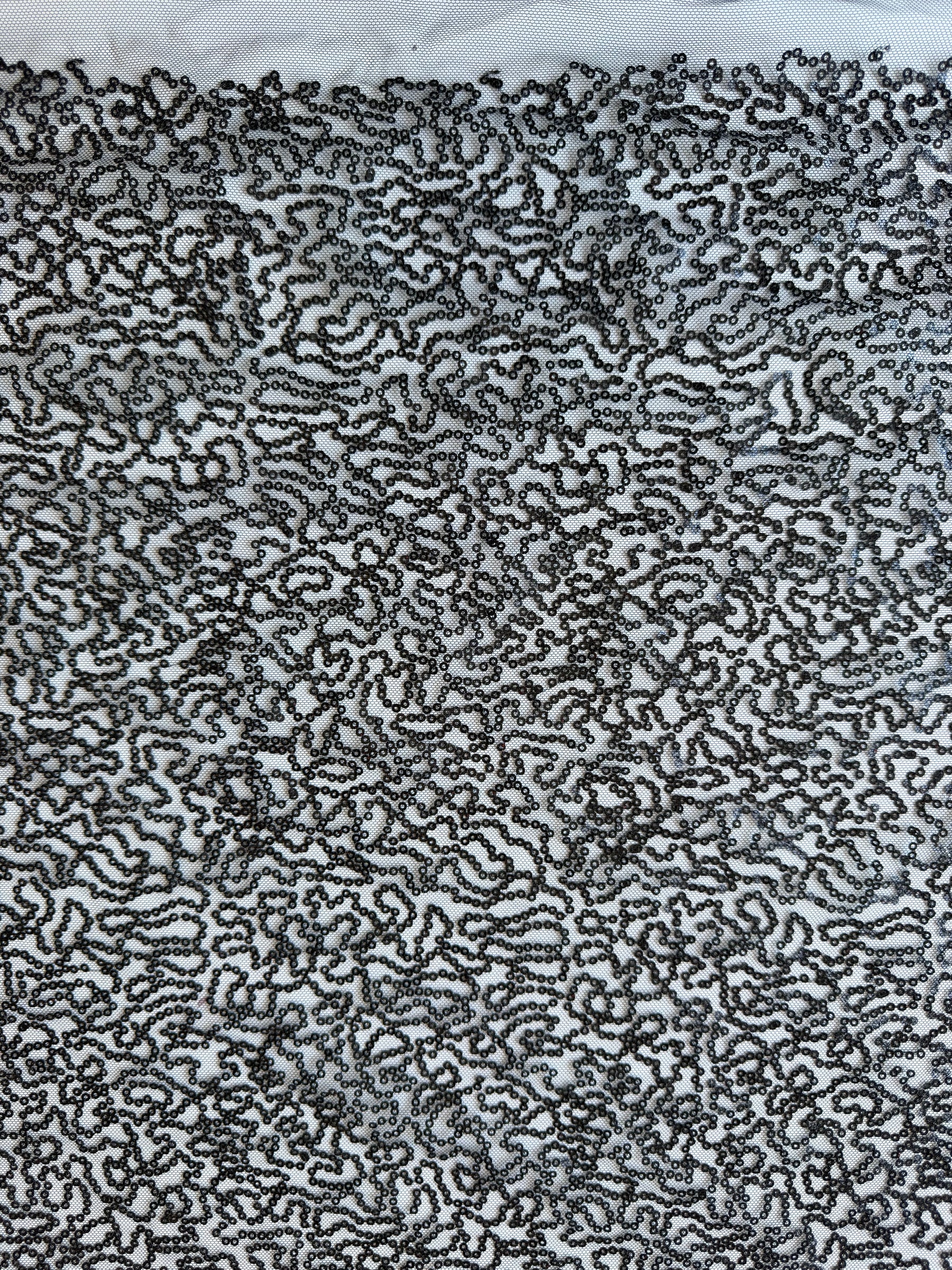 Dentelle noire à sequins - P913