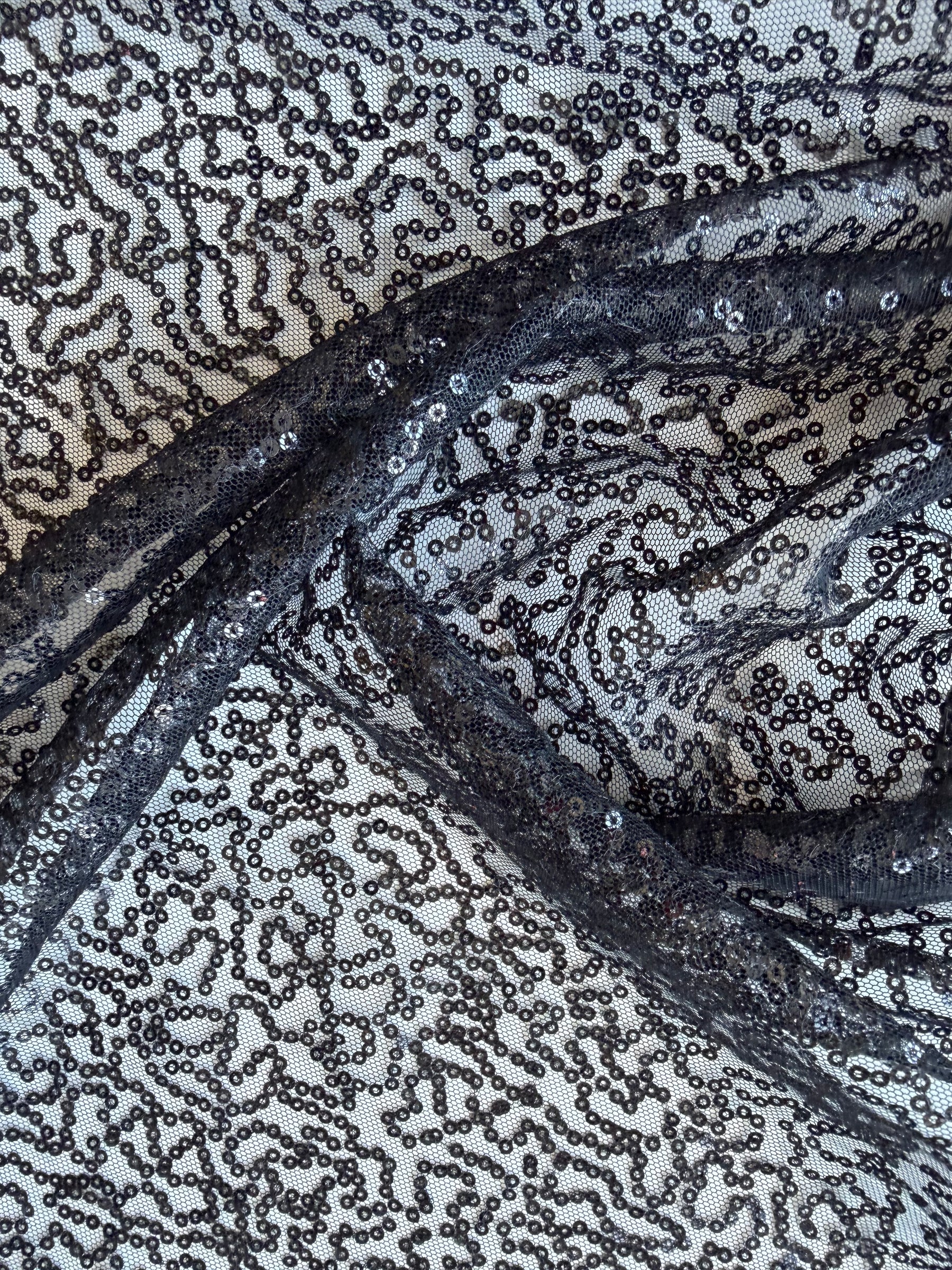 Dentelle noire à sequins - P913