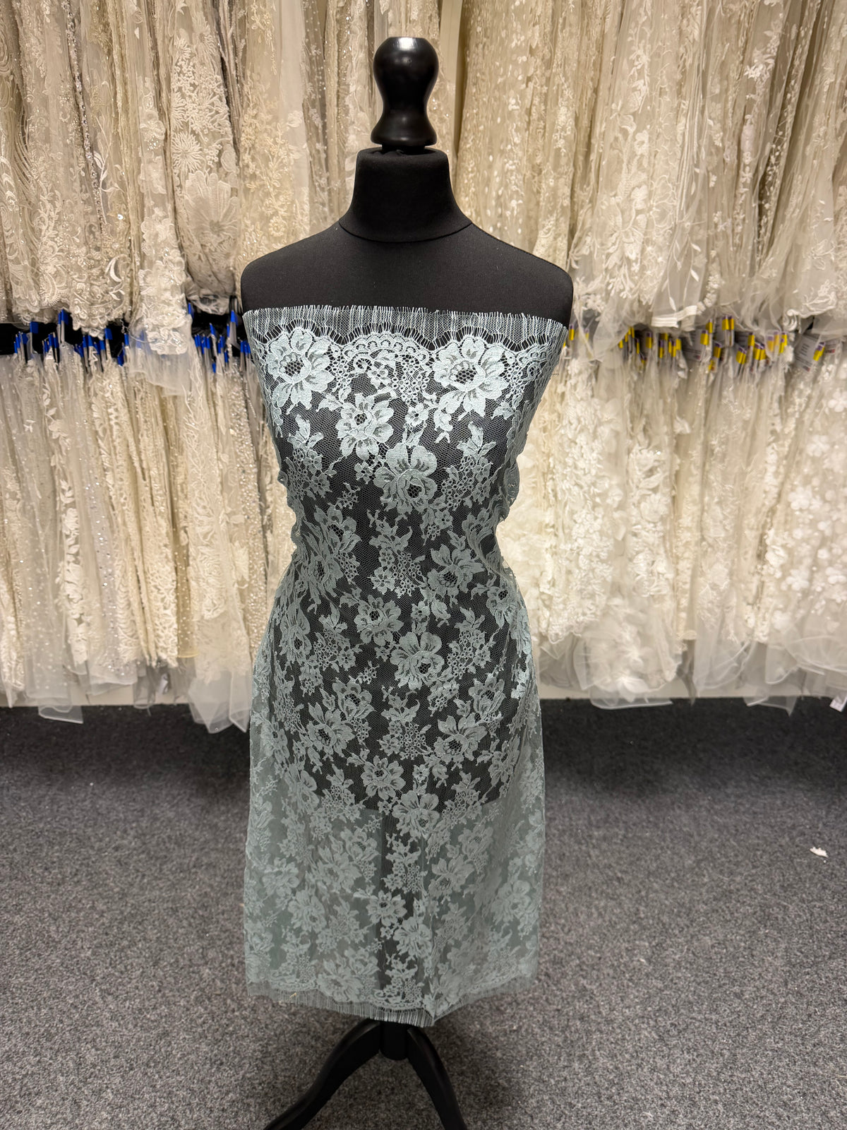 Dentelle Chantilly Bleu Canard - P305 (90cm)