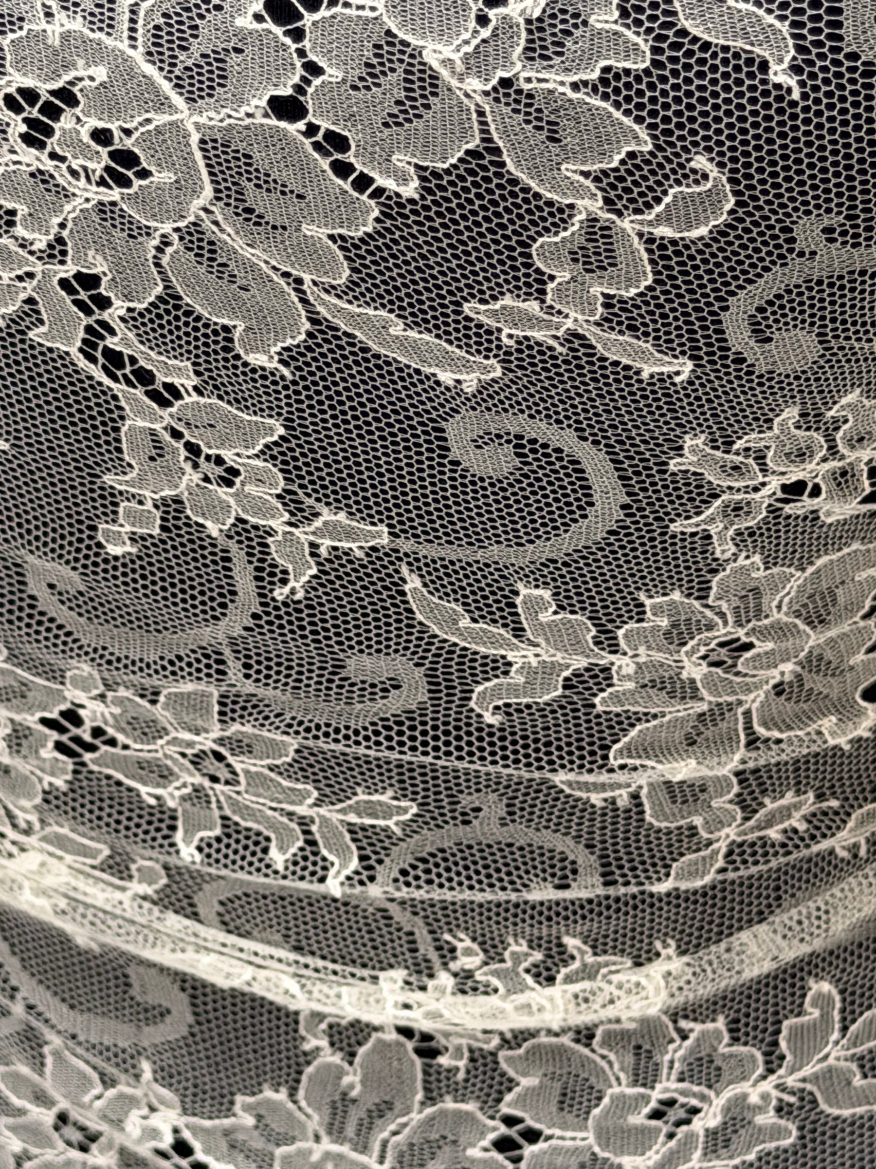 Dentelle Chantilly ivoire - P301