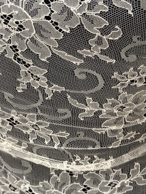 Dentelle Chantilly ivoire - P301