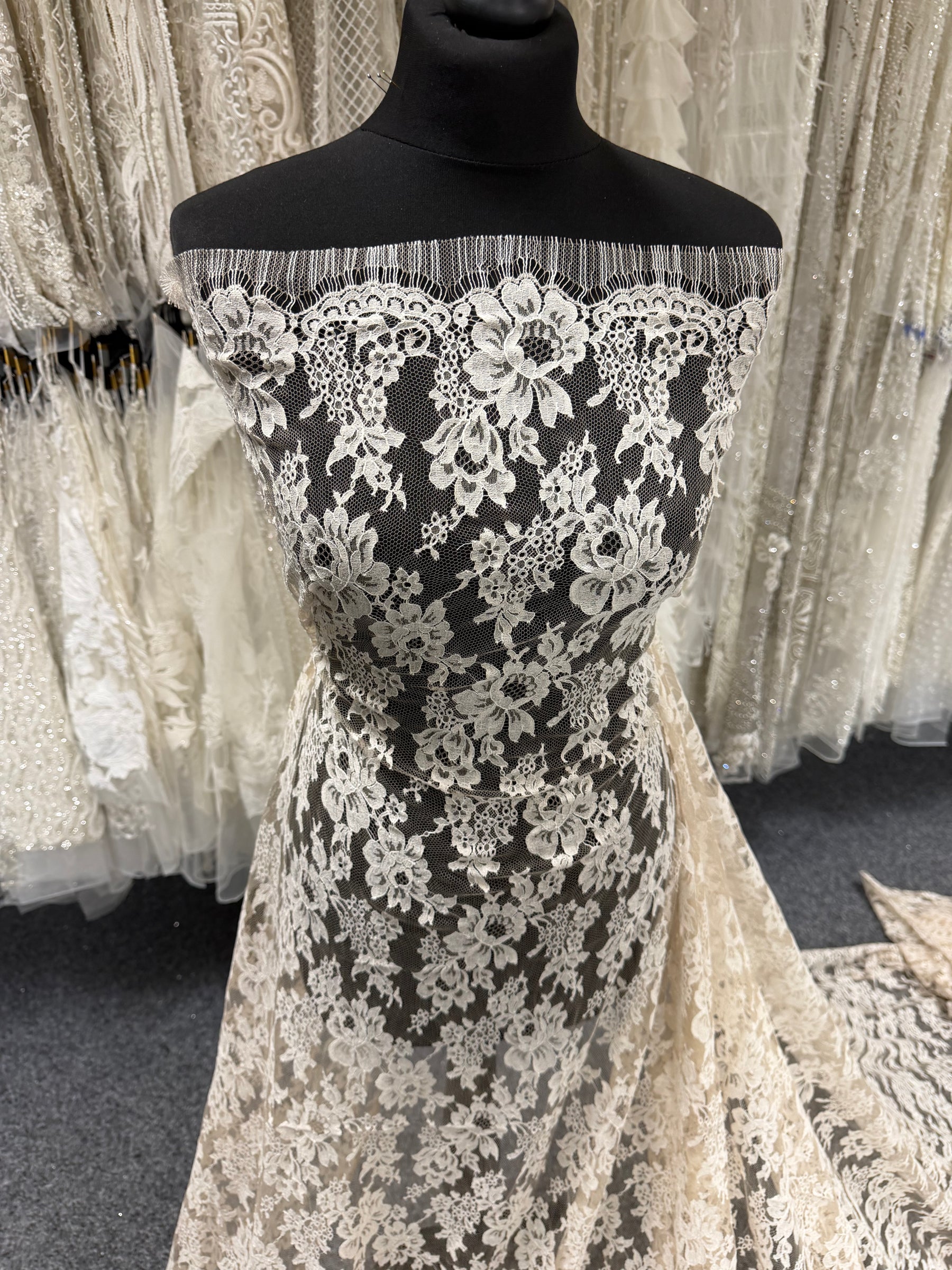Dentelle Chantilly Beige - P305 (140cm)