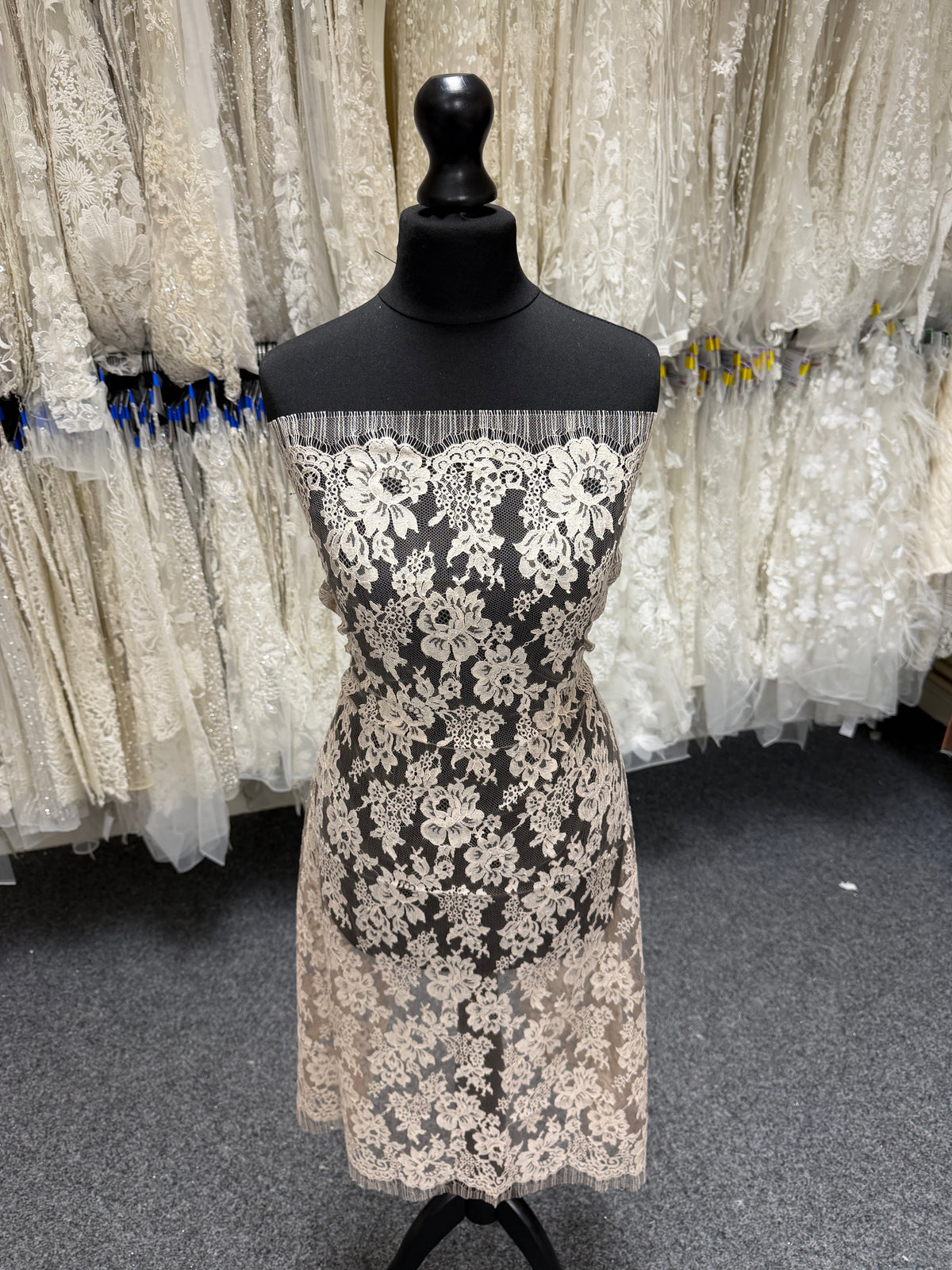 Dentelle de Chantilly Rose Antique - P305 (90cm)