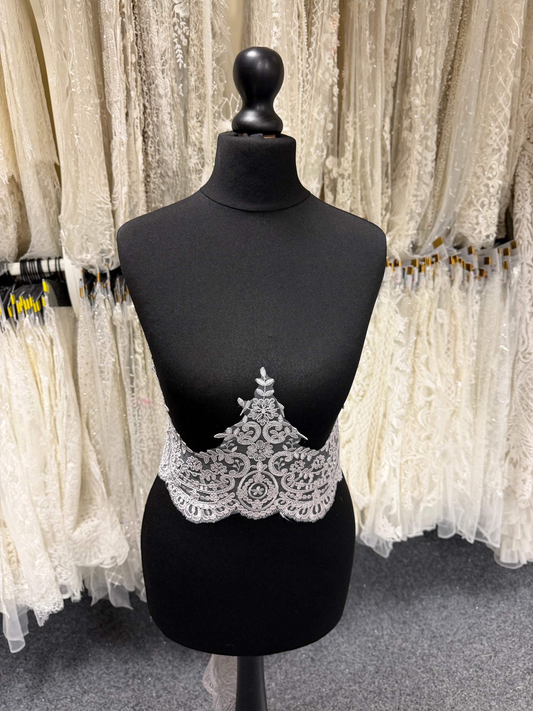 Galon de dentelle cordée grise - T623