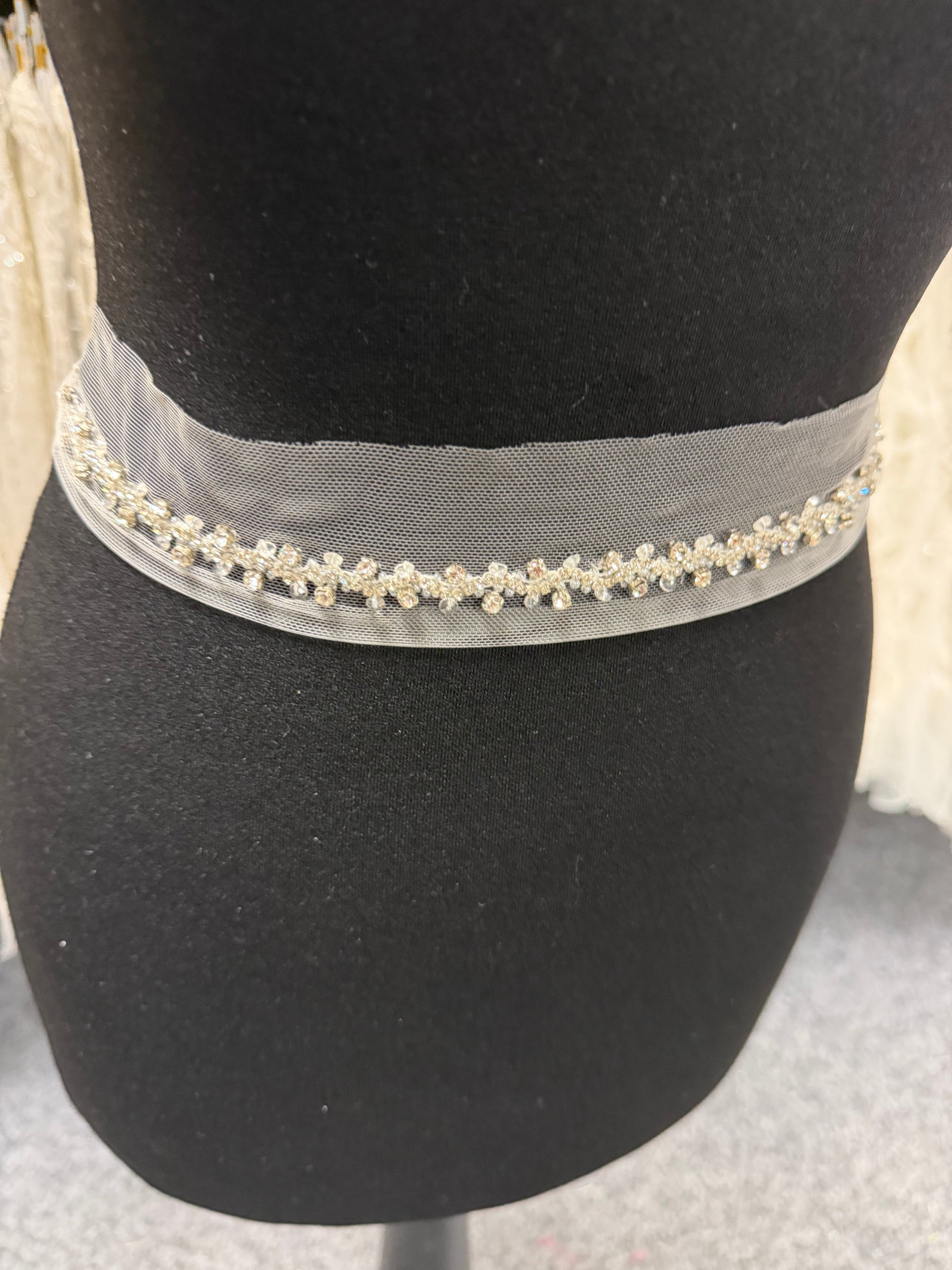 Bordure perlée en cristal argenté - T801