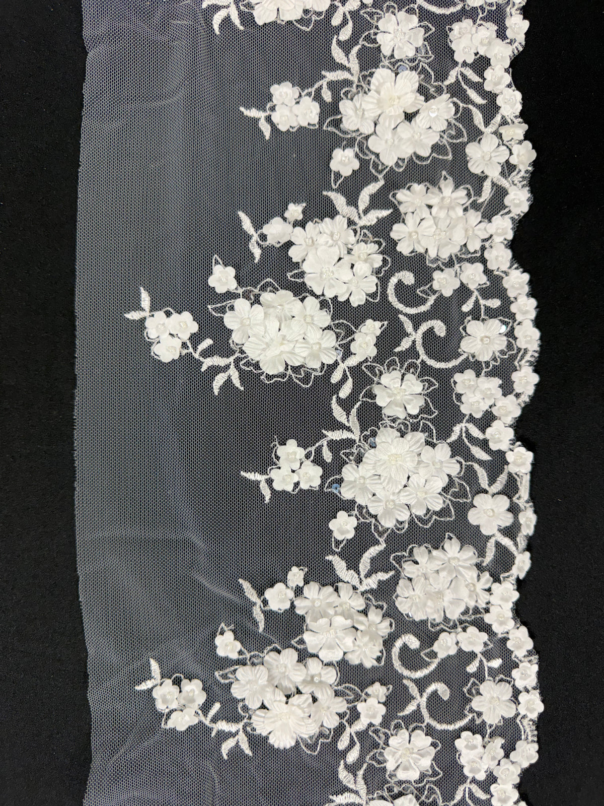 Bordure perlée et à sequins ivoire 3D - T879