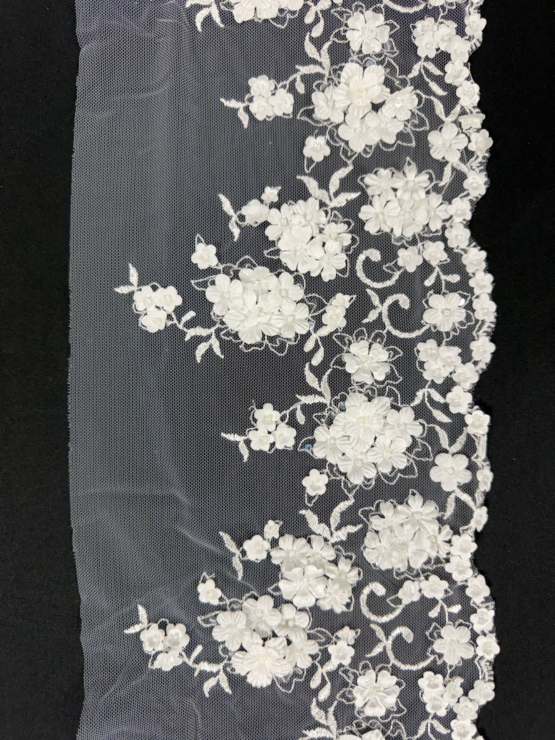 Bordure perlée et à sequins ivoire 3D - T879