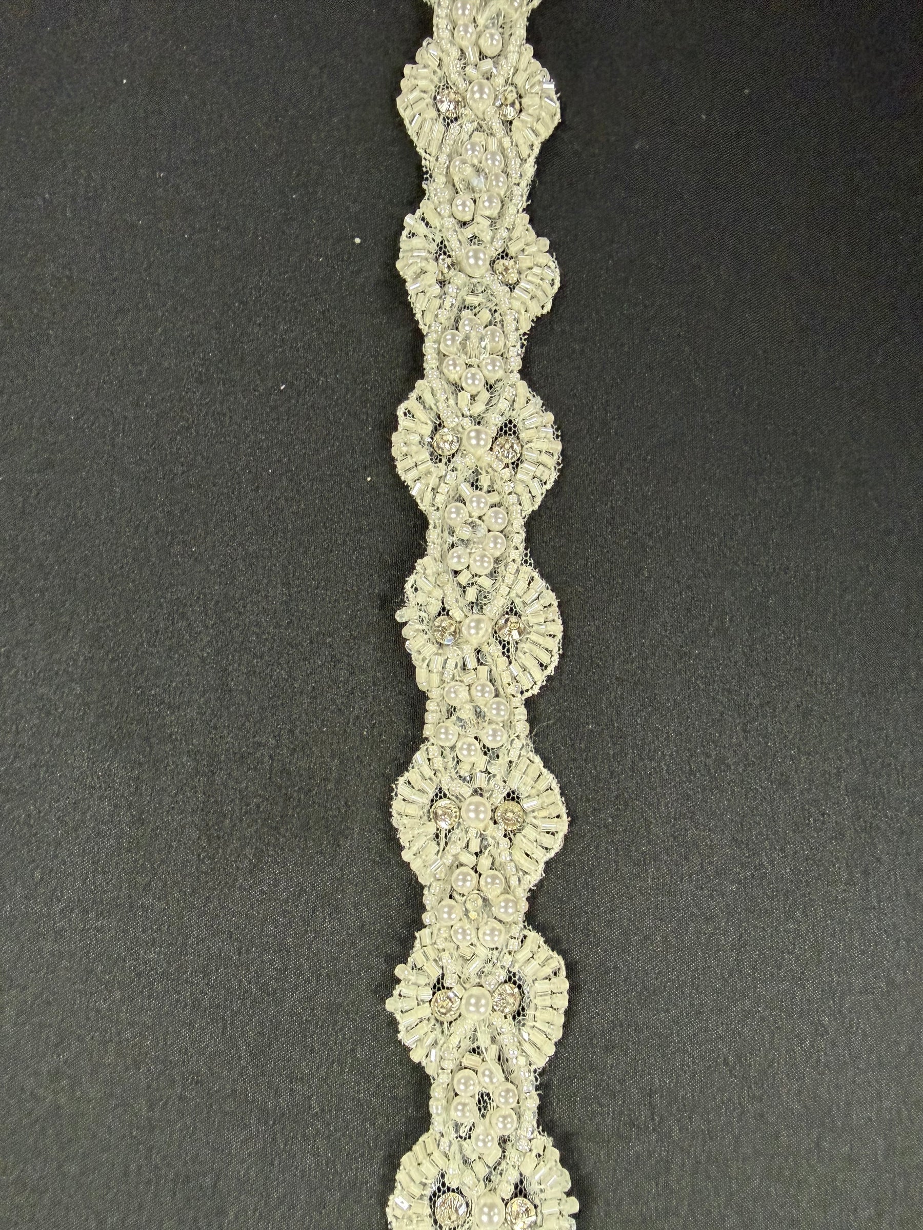Bordure perlée et pailletée ivoire - T836