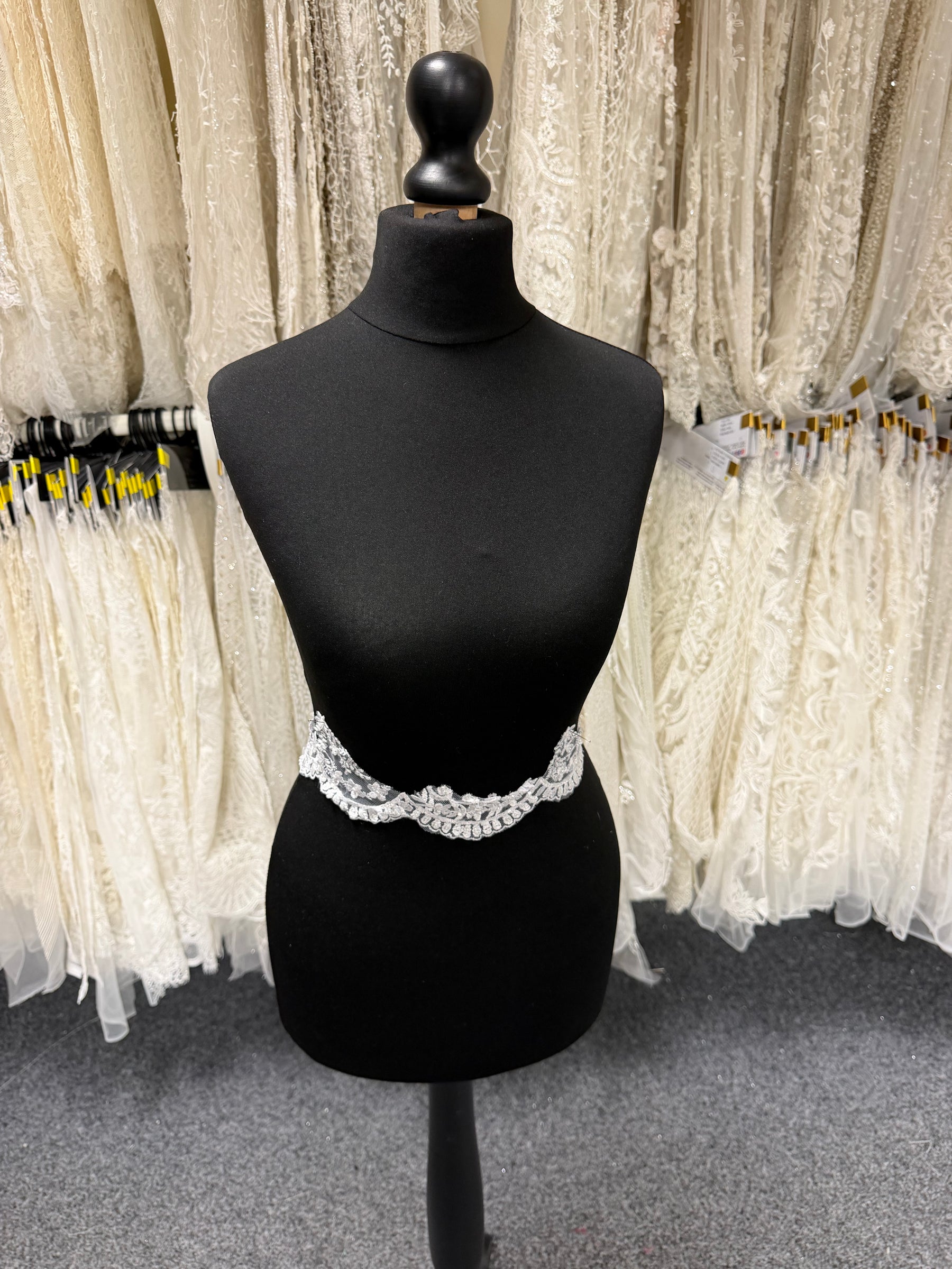 Bordure à perles et sequins blancs - T838