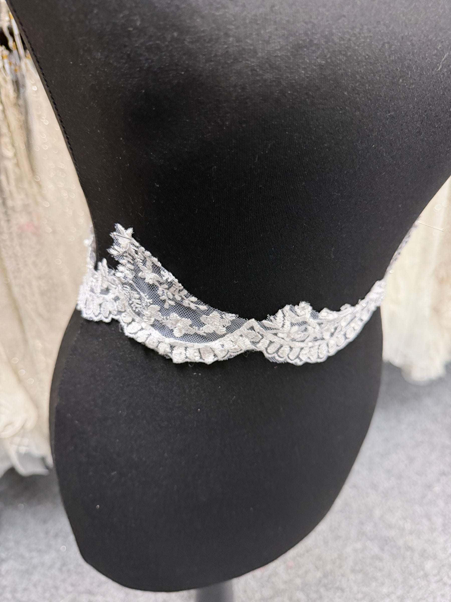 Bordure à perles et sequins blancs - T838