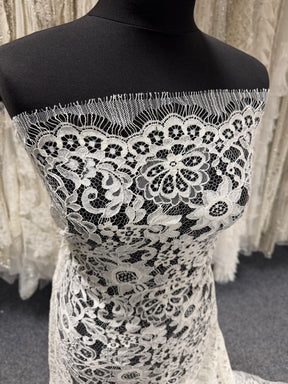 Dentelle Chantilly ivoire - P297