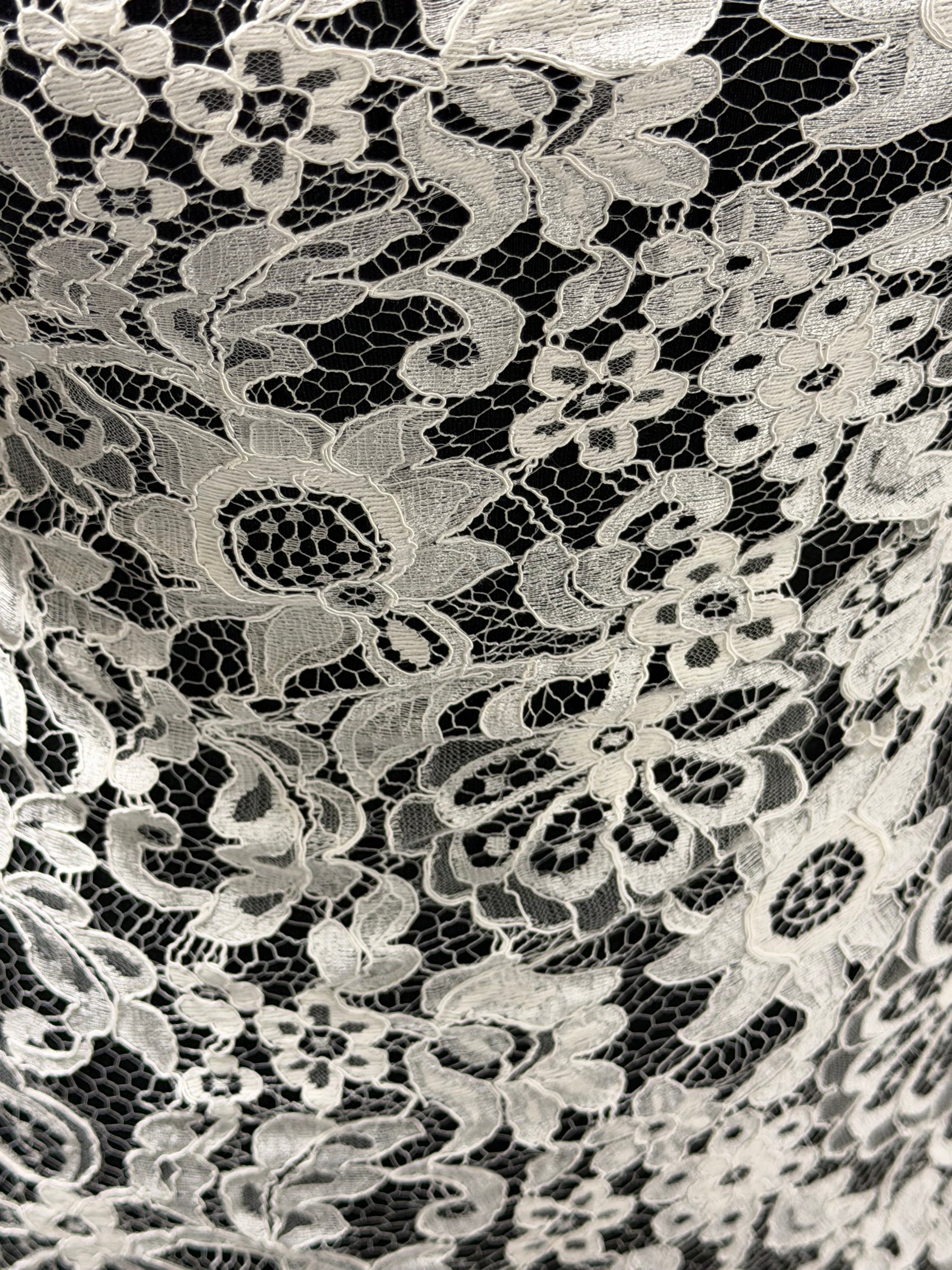 Dentelle Chantilly ivoire - P297