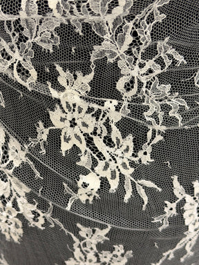 Dentelle Chantilly ivoire - P302