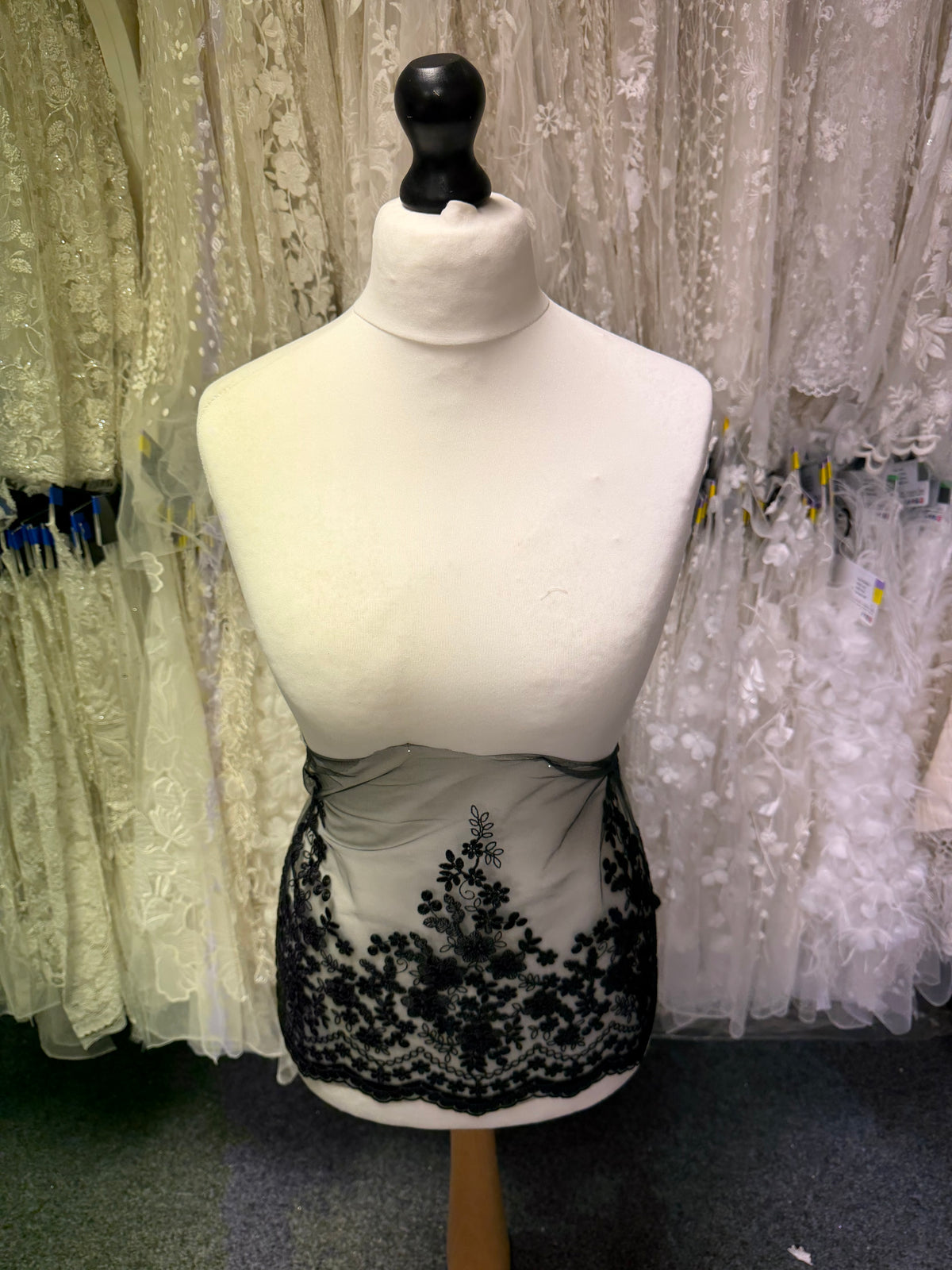 Galon de dentelle en cordon noir - T982
