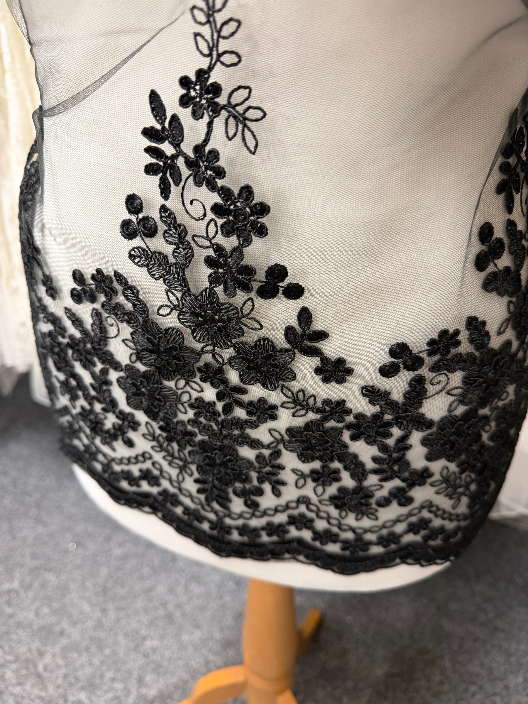 Galon de dentelle en cordon noir - T982