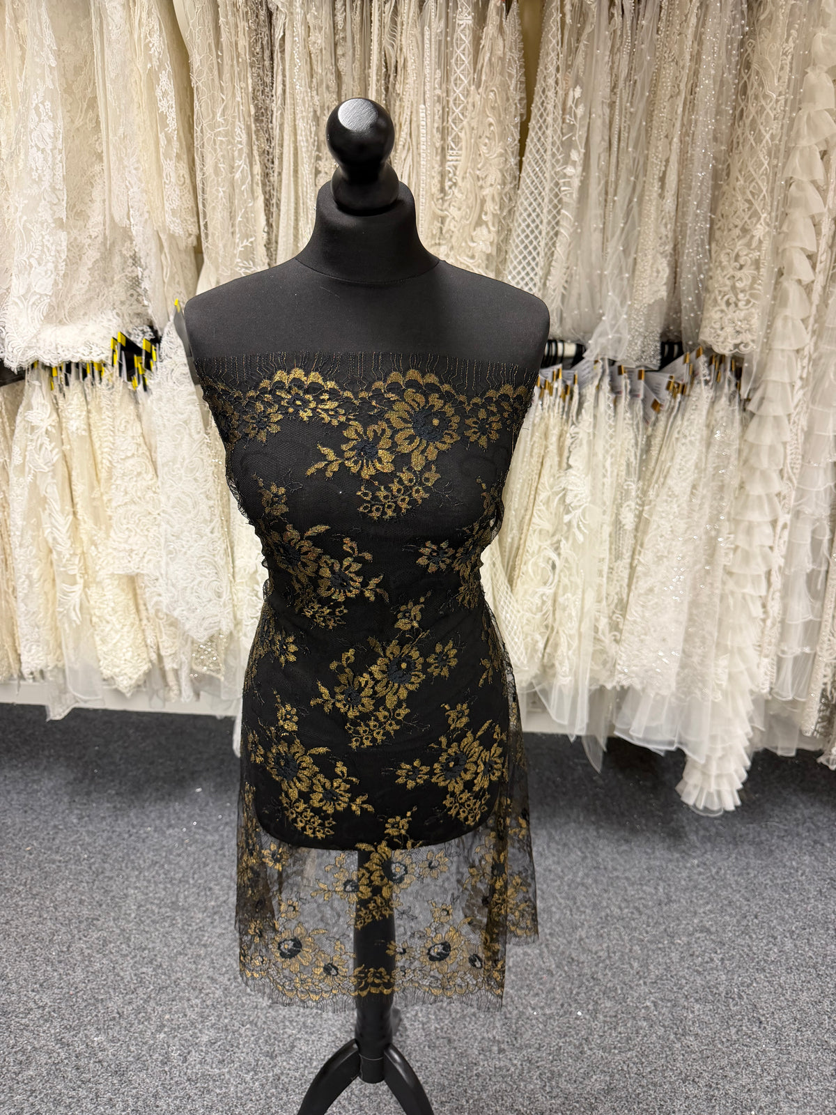 Dentelle Chantilly Noir et Or – P296